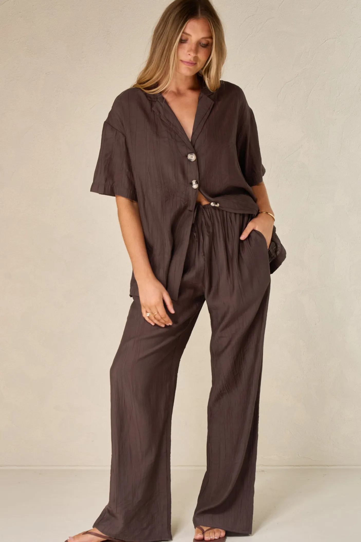 Ease Away Crinkle Pant -Chocolate