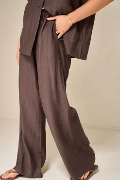Ease Away Crinkle Pant -Chocolate