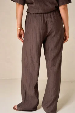 Ease Away Crinkle Pant -Chocolate