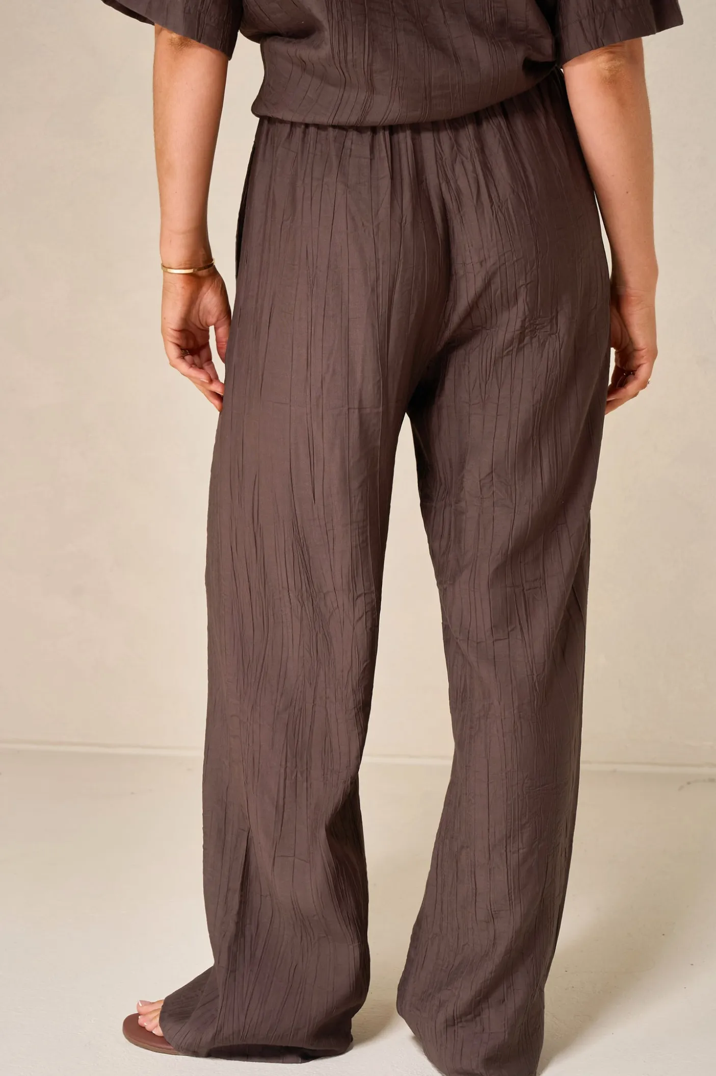Ease Away Crinkle Pant -Chocolate